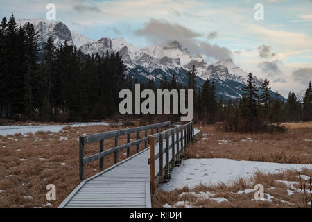 Début de matinée d'hiver dans le parc national de Banff dans les environs de Banff et Canmore, Alberta, Canada Banque D'Images