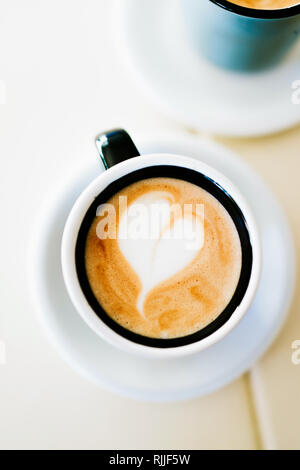 Petit café avec motif coeur dans une coupe rétro Banque D'Images