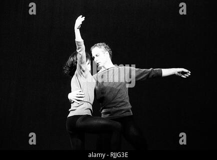 V Variations - Merce Cunningham Dance Company, Théâtre des Champs-Elysées, 1966 Banque D'Images