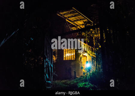 Une belle photo d'une belle maison en bois de deux étages jungle au milieu d'une forêt tropicale humide de la baie Drake, Costa Rica Banque D'Images