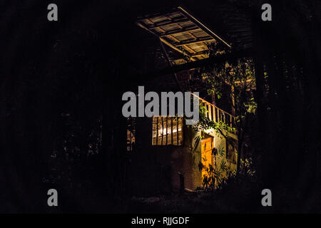 Une belle photo d'une belle maison en bois de deux étages jungle au milieu d'une forêt tropicale humide de la baie Drake, Costa Rica Banque D'Images