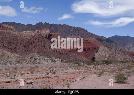 La substitution, beau paysage désertique dans le nord de l'Argentine près de Salta et Juyjuy avec plateaux gréseux rouges rivières et collines colorées Banque D'Images