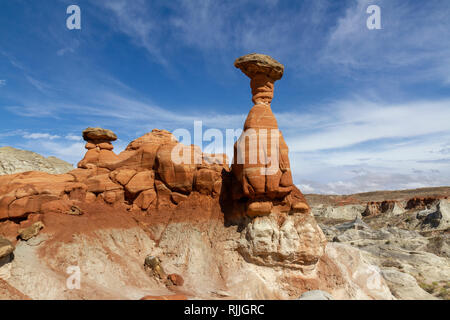 Les Toadstool Hoodoos, une zone de rochers en forme de champignon dans l'équilibre Grand Staircase-Escalante National Monument dans l'Utah, United States. Banque D'Images