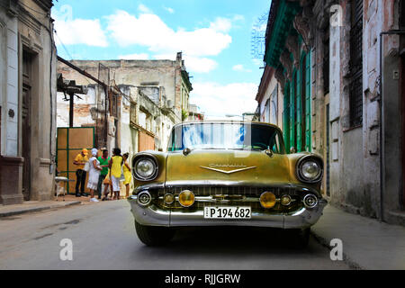 La Havane, Сuba - le 11 janvier 2019 : Cirque déménagement dans les rues colorées de La Havane. Une grande variété de voitures anciennes existent à Cuba. Les voitures dans la rue Banque D'Images