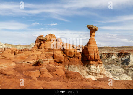 Les Toadstool Hoodoos, une zone de rochers en forme de champignon dans l'équilibre Grand Staircase-Escalante National Monument dans l'Utah, United States. Banque D'Images