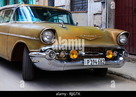 La Havane, Сuba - le 11 janvier 2019 : Cirque déménagement dans les rues colorées de La Havane. Une grande variété de voitures anciennes existent à Cuba. Les voitures dans la rue Banque D'Images