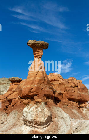 Les Toadstool Hoodoos, une zone de rochers en forme de champignon dans l'équilibre Grand Staircase-Escalante National Monument dans l'Utah, United States. Banque D'Images