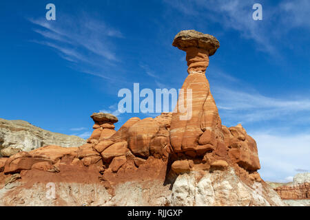 Les Toadstool Hoodoos, une zone de rochers en forme de champignon dans l'équilibre Grand Staircase-Escalante National Monument dans l'Utah, United States. Banque D'Images