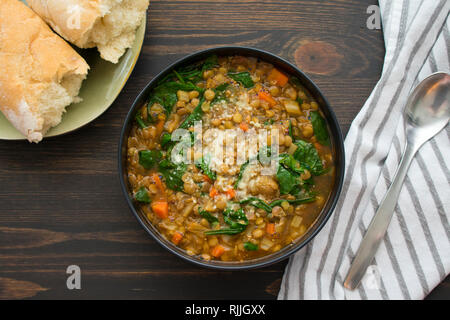 Soupe aux lentilles et épinards français Banque D'Images