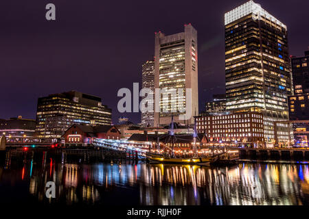 Vue de nuit de Boston de l'ensemble du Fort Point Channel prises avec une longue exposition à de fortes-lite les reflets dans l'eau. Banque D'Images