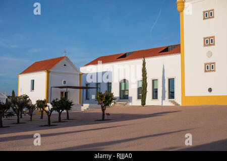 La cour de la ferme médiévale et chapelle de l'établissement vinicole de Torre de Palma et l'hôtel Banque D'Images