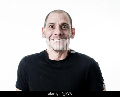 Visage heureux et les expressions faciales. Close up portrait of smiling young woman gesturing excité et bande dessinée drôle de rire, isolé sur blanc Banque D'Images