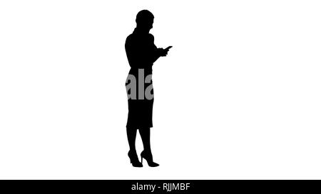 Jolie silhouette business woman using cell phone texting quelque chose. Banque D'Images