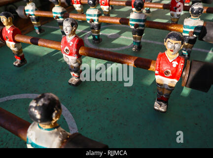 A l'extérieur de la table Subbuteo vintage bar/ café dans le village pittoresque d'Sorgaçosa, Centre du Portugal. Banque D'Images