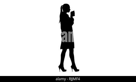 Silhouette femme médecin de boire du café et de la marche.