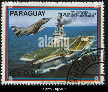 Russie KALININGRAD, 22 avril 2017 : timbres par le Paraguay, montre 25 de Mayo A-4Q Sky Hawk de l'Argentine, vers 1983 Banque D'Images