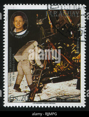 Russie KALININGRAD, 22 avril 2017 : timbres par le Paraguay, l'affiche et un astronaute Neil Armstrong sur lunar modul de bain, circa 1989 Banque D'Images