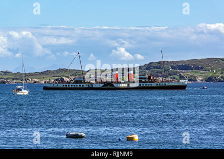 Waverley vapeur à aubes ancrée à l'île d'Iona Hébrides intérieures Ecosse UK avec l'île de Mull en arrière-plan Banque D'Images