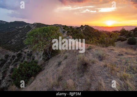 Coucher de soleil sur les collines dans le parc national de Vashlovani, Géorgie. Banque D'Images