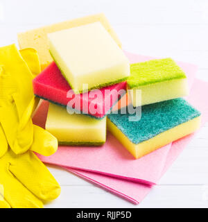 Différents accessoires pour les devoirs avec des éponges, gants et de chiffon blanc sur fond de bois, square shot Banque D'Images