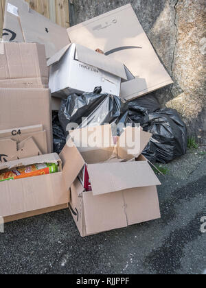 Les ordures ménagères sacs / sacs poubelle noirs et les boîtes à l'extérieur chambre à Cornwall. Banque D'Images