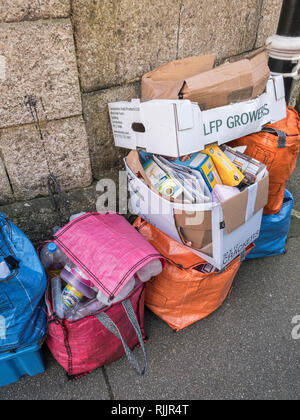 Recyclage du papier et carton intérieur extérieur chambre sacs poubelle à Cornwall le jour. En dehors de la foutaise. Banque D'Images