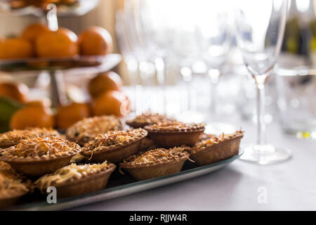 Des en-cas. Bruschetta, canapés, salades desserts tartelettes les huîtres sur le tableau Banque D'Images