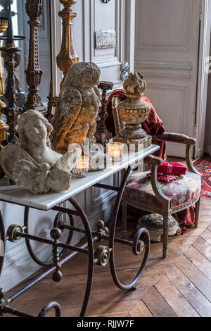 Marbre sculpté angel et pierre hibou avec des chandeliers sur la table des bouchers recouvert de marbre. Banque D'Images