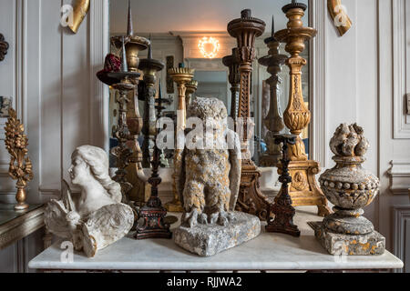 Marbre sculpté angel et pierre hibou avec des chandeliers et embout sur le tableau recouvert de marbre. Banque D'Images