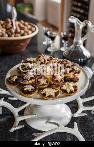 Petits pâtés maison prêt pour Noël avec faux bois par Cox & Cox Banque D'Images