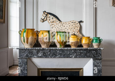 19e siècle et d'un des pots de confit cheval décoratif signe. Banque D'Images