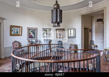 Palier circulaire suspendue avec une collection de peintures du xixe et xxe siècle Banque D'Images