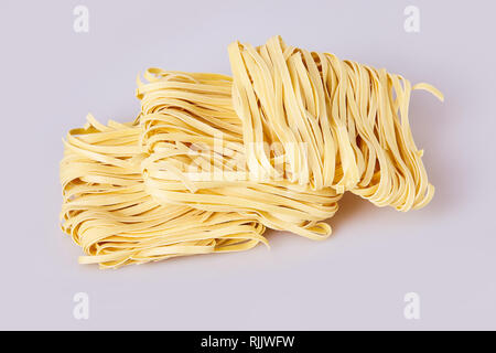 Nouilles laminées sèches d'épaisseur de forme carrée. Capelli d'angelo, les cheveux d'Ange - pâtes. Les pâtes italiennes tagliatelles faites maison. La cuisine italienne. Les nouilles aux oeufs. Banque D'Images