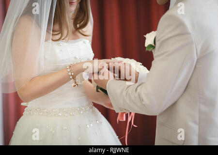 Époux met l'anneau sur la mariée. Cérémonie de mariage. Banque D'Images