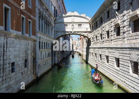 Venise, Italie - Août 17,2014:une gondole passe sous le pont des soupirs à Venise pendant une journée ensoleillée Banque D'Images