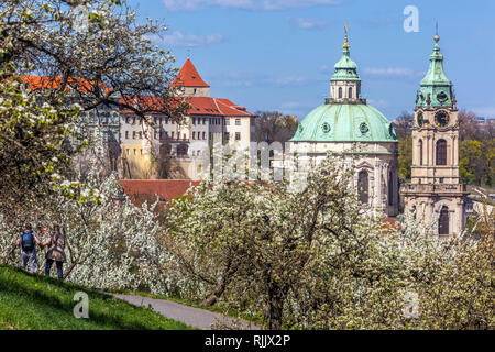 Jardins Petrin de Prague arbres fleuris au printemps Petrin Park Prague Eglise St Nicholas Prague République tchèque Europe jardin de ville fleuri avril Banque D'Images