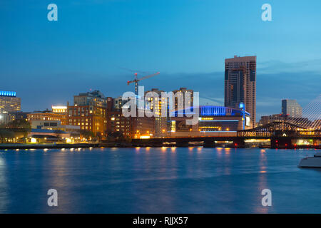 TD Banknorth Garden de Boston la nuit, vu de Charlestown Navy Yard, Boston, Massachusetts, USA. Banque D'Images