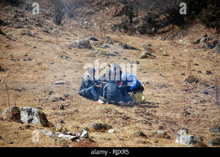 Porters savourer un repas dans la vallée de l'Est du Népal Tamur Banque D'Images