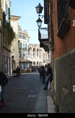 La Photographie de rue avec Contexte La façade latérale de l'Arène de Vérone sur le soutien-gorge Square à Vérone. Voyages, vacances, de l'architecture. Le 30 mars 2015. Ve Banque D'Images