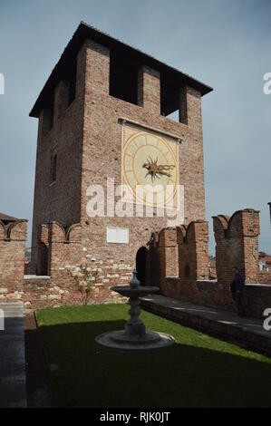 Belle horloge sur un tour de surveillance dans la cour intérieure du château Castelvecchio à Vérone. Voyages, vacances, de l'architecture. Le 30 mars 2015. V Banque D'Images