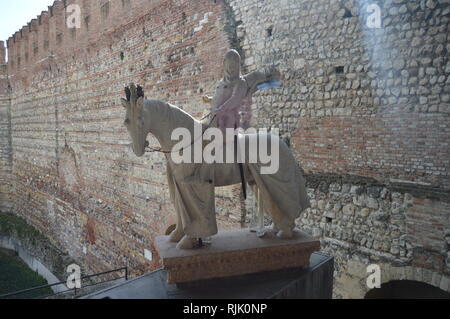 Sculpture dans l'intérieur de la galerie Château Castelvecchio à Vérone. Voyages, vacances, de l'architecture. Le 30 mars 2015. Vérone, Vénétie, Italie. Banque D'Images