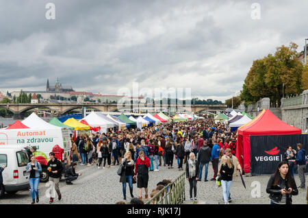 Naplavka Street Farmers' Market avec Quartier du Château et de la cathédrale Saint-Guy à l'arrière-plan, Prague, République Tchèque Banque D'Images