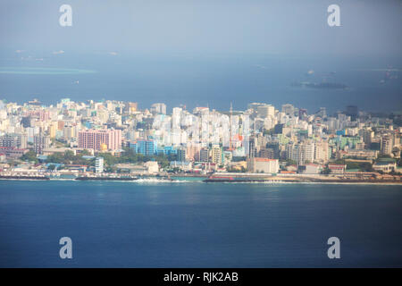 Male Maldives, vu de l'air - une vue aérienne des bâtiments sur l'île de Male, la capitale des îles Maldives, Maldives Asie Banque D'Images