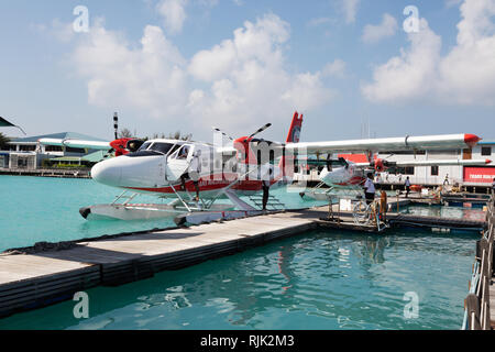 Une Trans Maldivian Airways seaplane à sa couchette , Aéroport Hydravions mâle, homme, les Maldives, l'Asie Banque D'Images