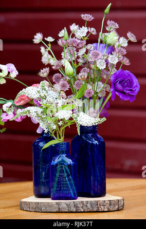 Arrangement de fleur de mariage série. Bouquet de fleurs pour un mariage événement en bouteilles bleu Banque D'Images