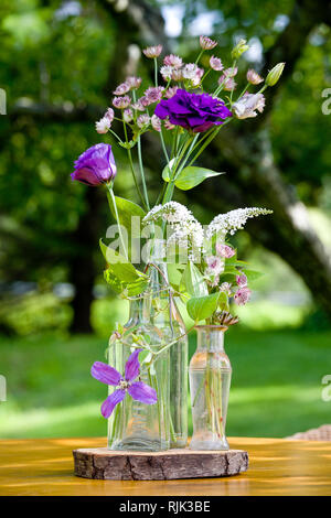 Arrangement de fleur de mariage série. Bouquet de fleurs pour un mariage à l'événement dans des bouteilles claires Banque D'Images