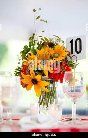 Arrangement de fleur de mariage série. Bouquet de fleurs pour un mariage à l'événement sur une table avec des fleurs jaunes Banque D'Images