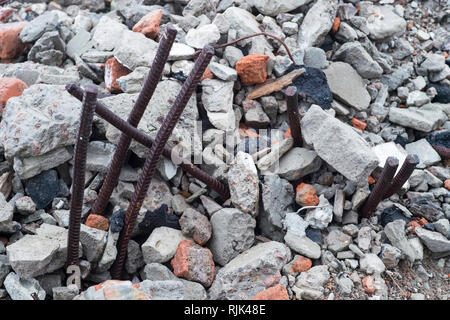 Le rebar coller contre des piles de gravats brique, pierre et béton décombres. Vestiges de l'édifice détruit. Banque D'Images