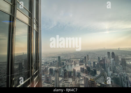 Dubaï, Émirats arabes unis - Octobre 2018 : vue du haut de la ville de Dubaï vue depuis le plus haut de Burj Khalifa. Banque D'Images