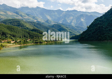 River et ciel nuageux, paysage magnifique province de Lai Chau Vietnam Nam na River Banque D'Images